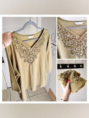 NWOT Cj Victorian rosette Embellished top